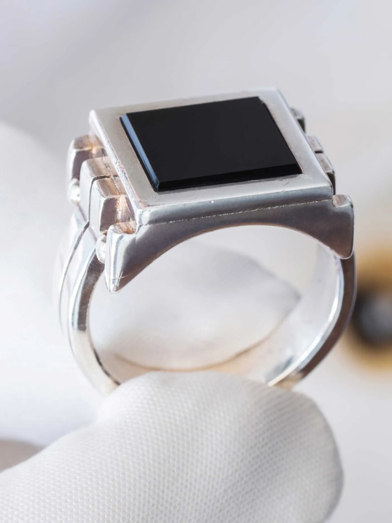 The special signed ring in the hand