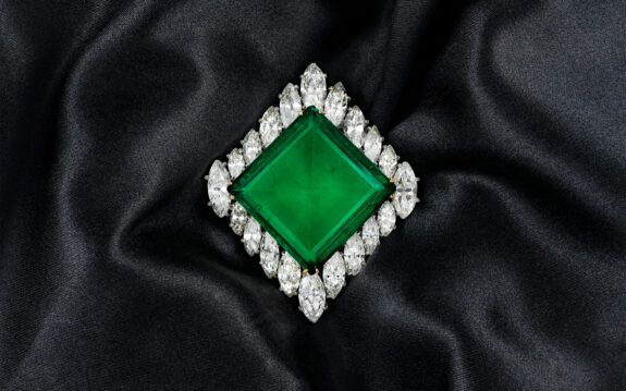 Paire d’émeraudes vendues aux enchères par Christie’s
