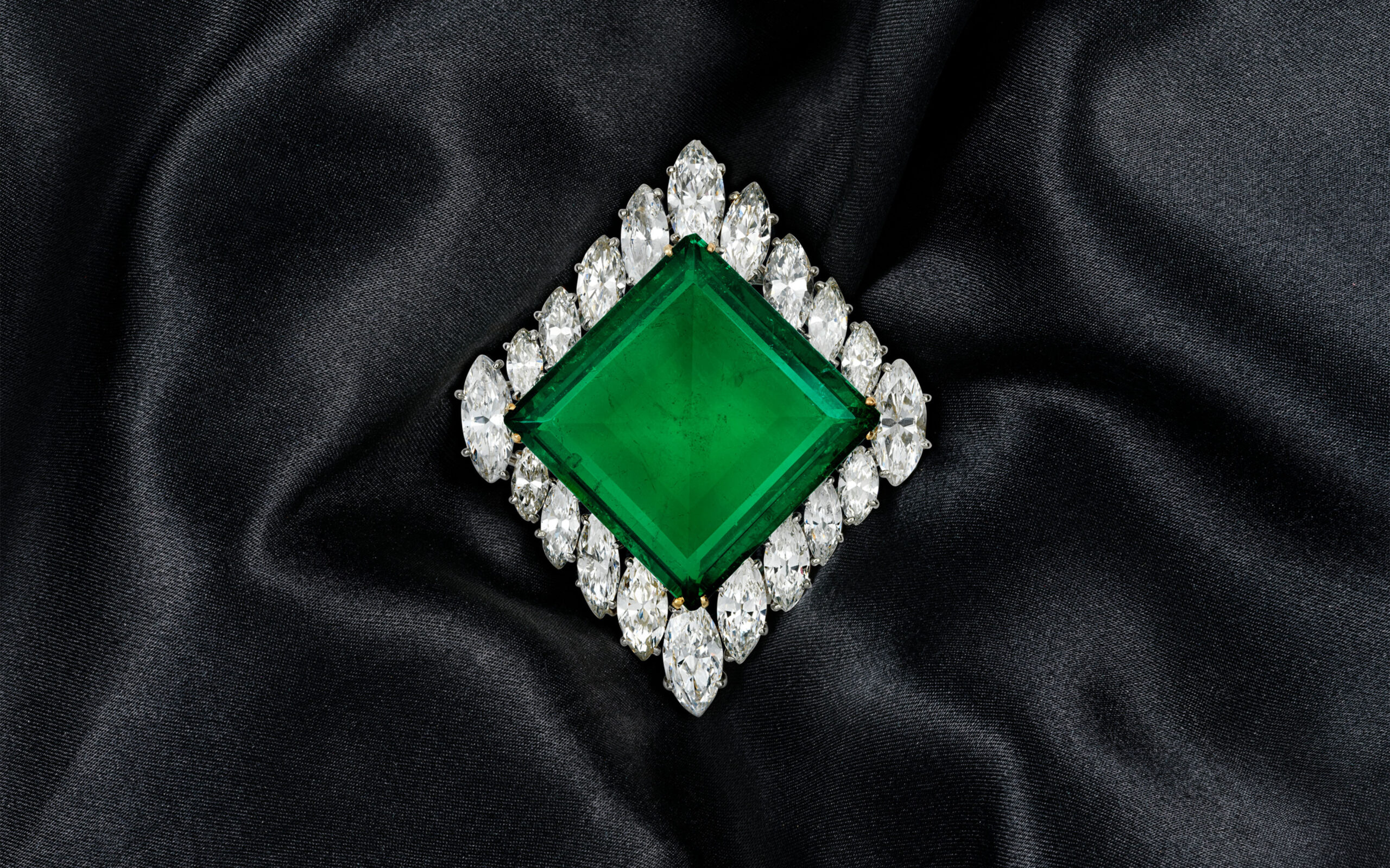 زوج من الزمرد في مزاد Christie’s
