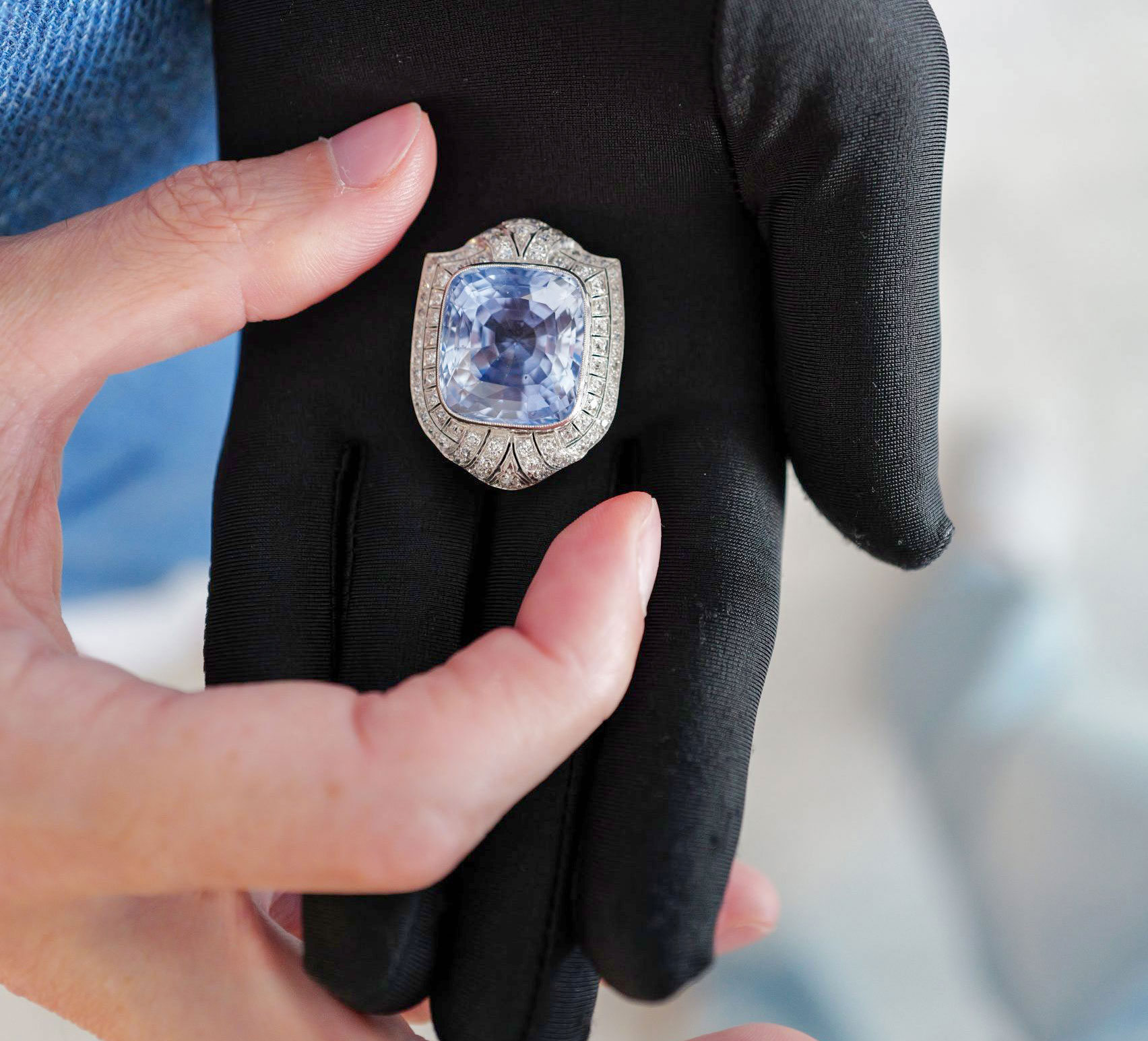 47 carat Sapphire Art Deco Brooch with 15 Carat Diamond Setting