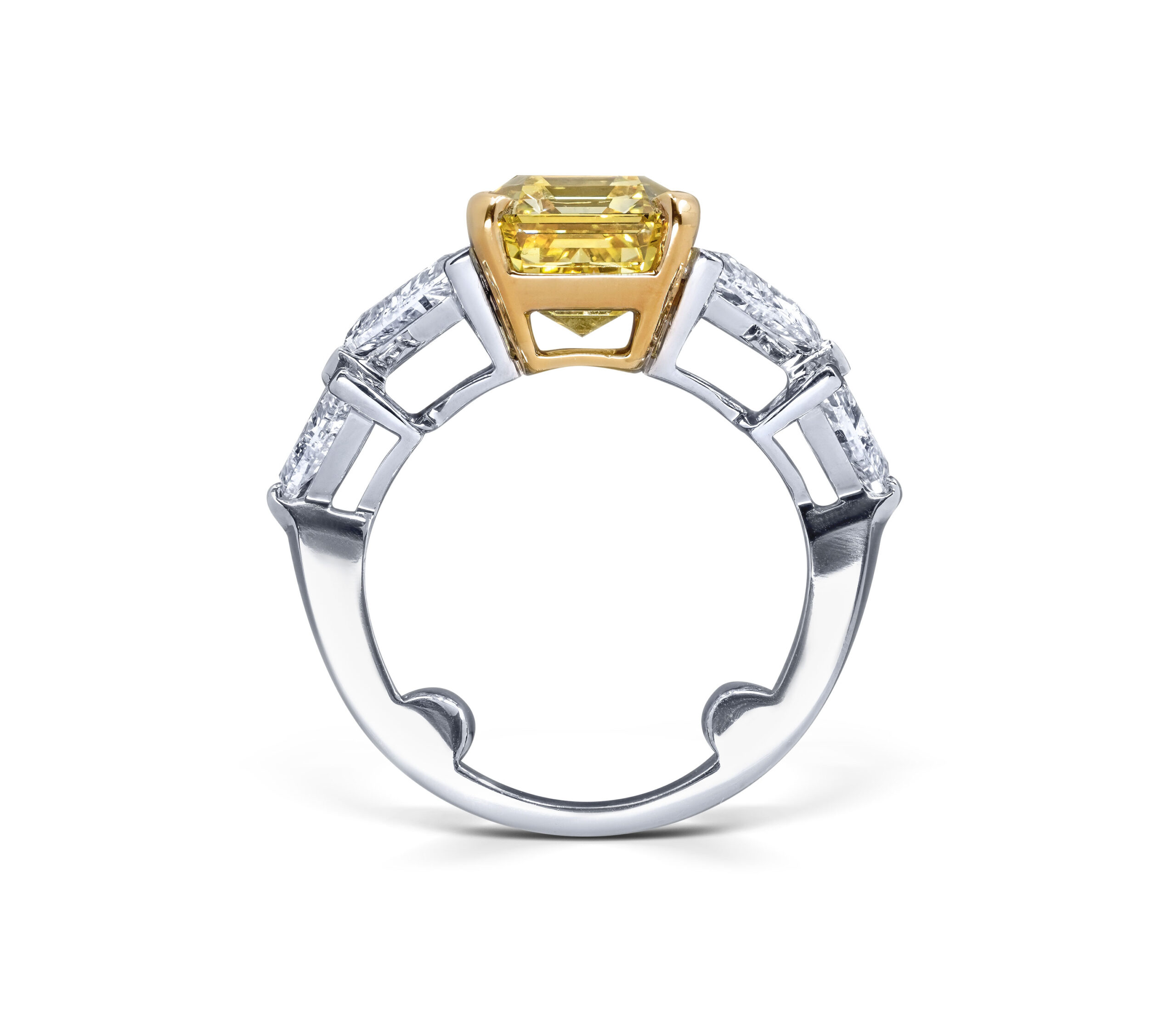 Кольцо с бриллиантом в цвете fancy vivid yellow