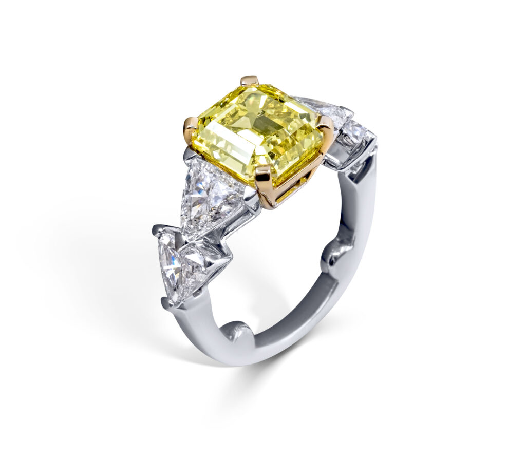 Кольцо с бриллиантом в цвете fancy vivid yellow