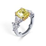Кольцо с бриллиантом в цвете fancy vivid yellow