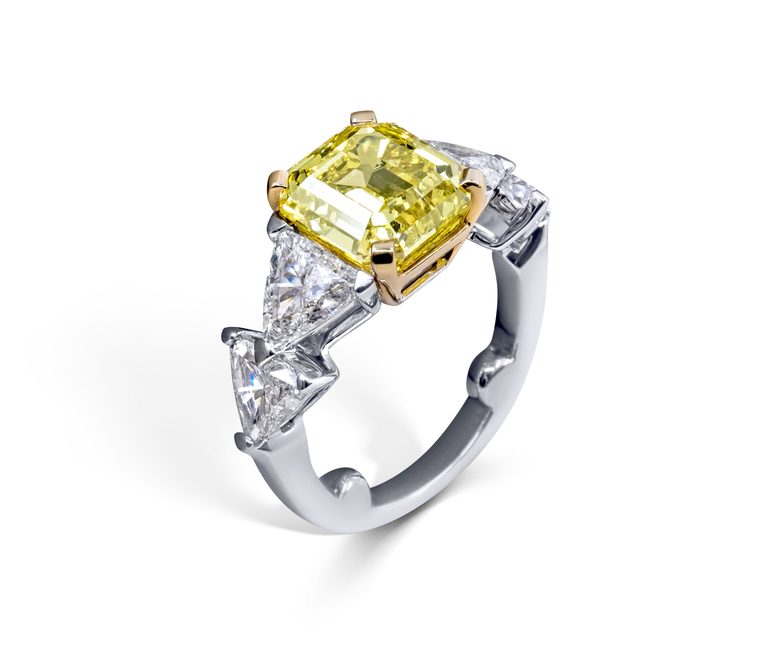 Кольцо с бриллиантом в цвете fancy vivid yellow