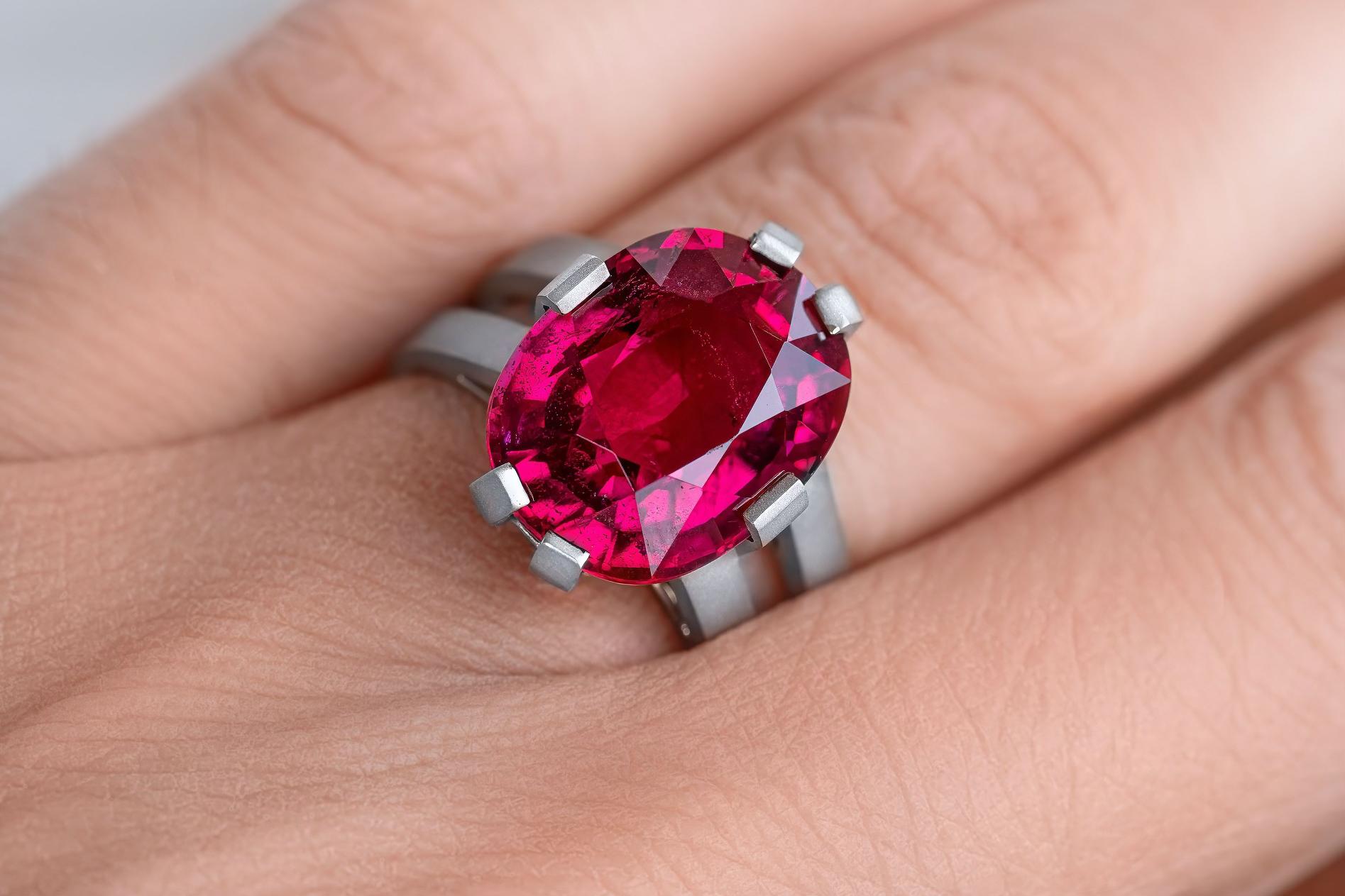 Bague en rubellite ovale de 10,84 carats