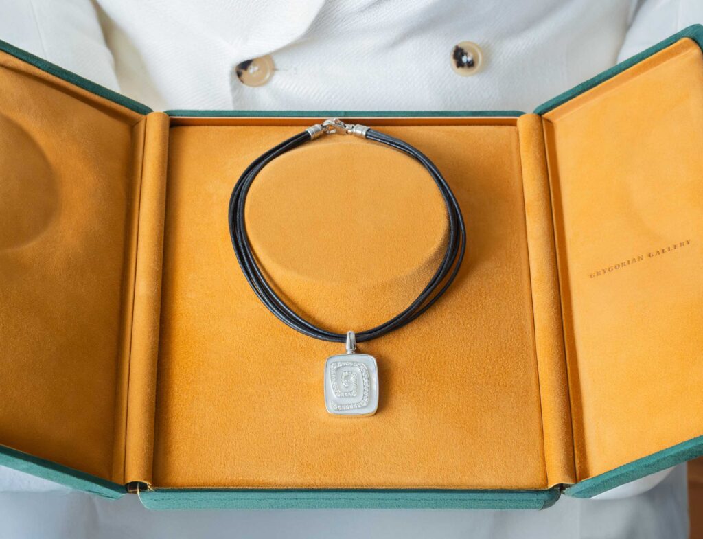 Колье Bulgari c Перламутром и Бриллиантами
