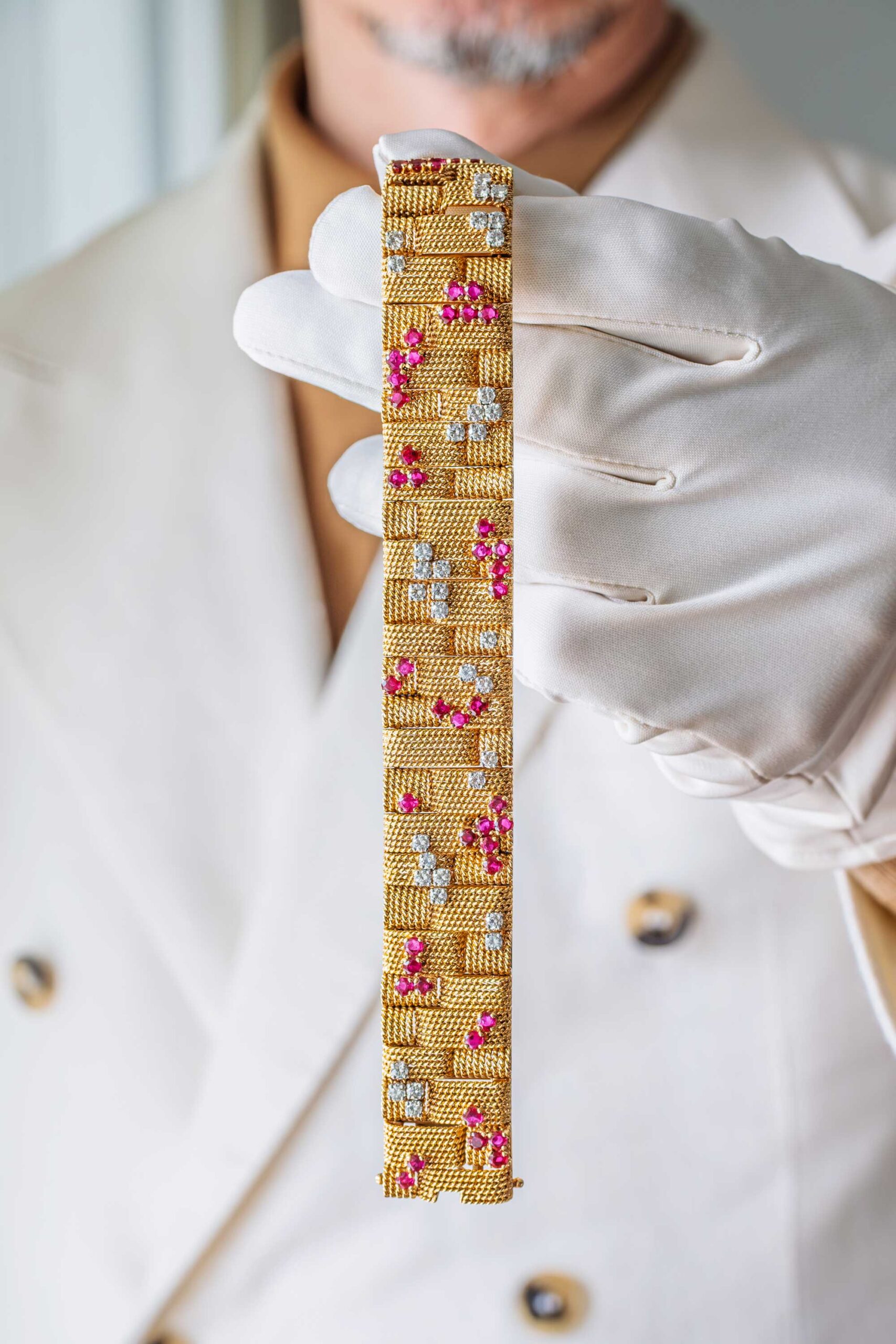 Bracelet en or au motif torsadé serti de rubis et de diamants des années 1970