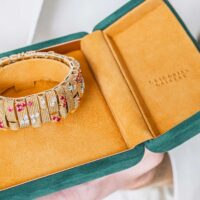 Bracelet en or au motif torsadé serti de rubis et de diamants des années 1970