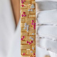 Bracelet en or au motif torsadé serti de rubis et de diamants des années 1970