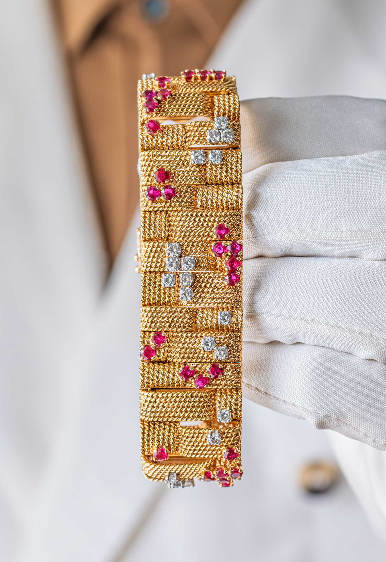 Bracelet en or au motif torsadé serti de rubis et de diamants des années 1970