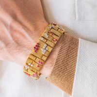 Bracelet en or au motif torsadé serti de rubis et de diamants des années 1970