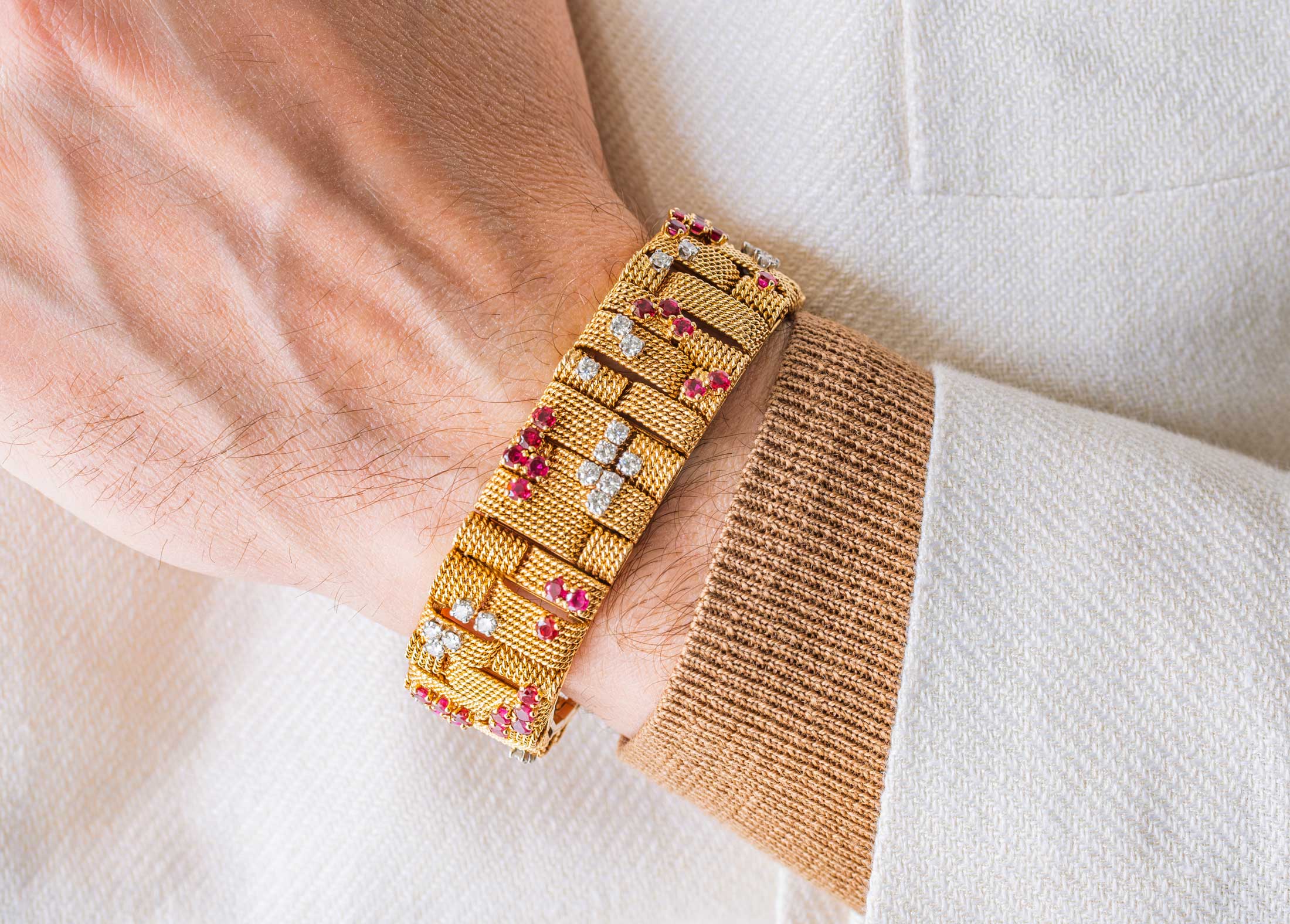 Bracelet en or au motif torsadé serti de rubis et de diamants des années 1970
