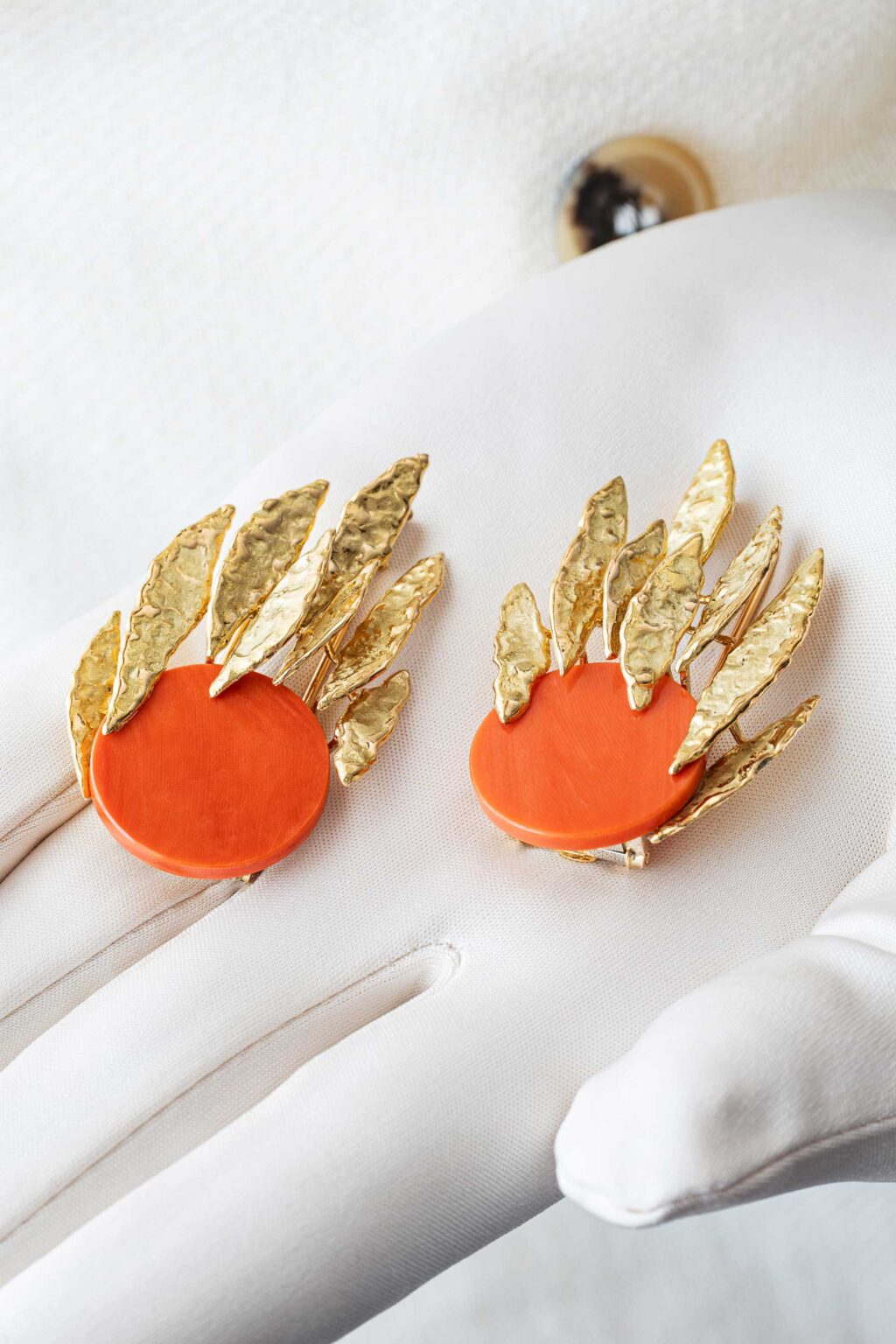 Винтажные броши Chaumet с кораллом и 18-каратным золотом