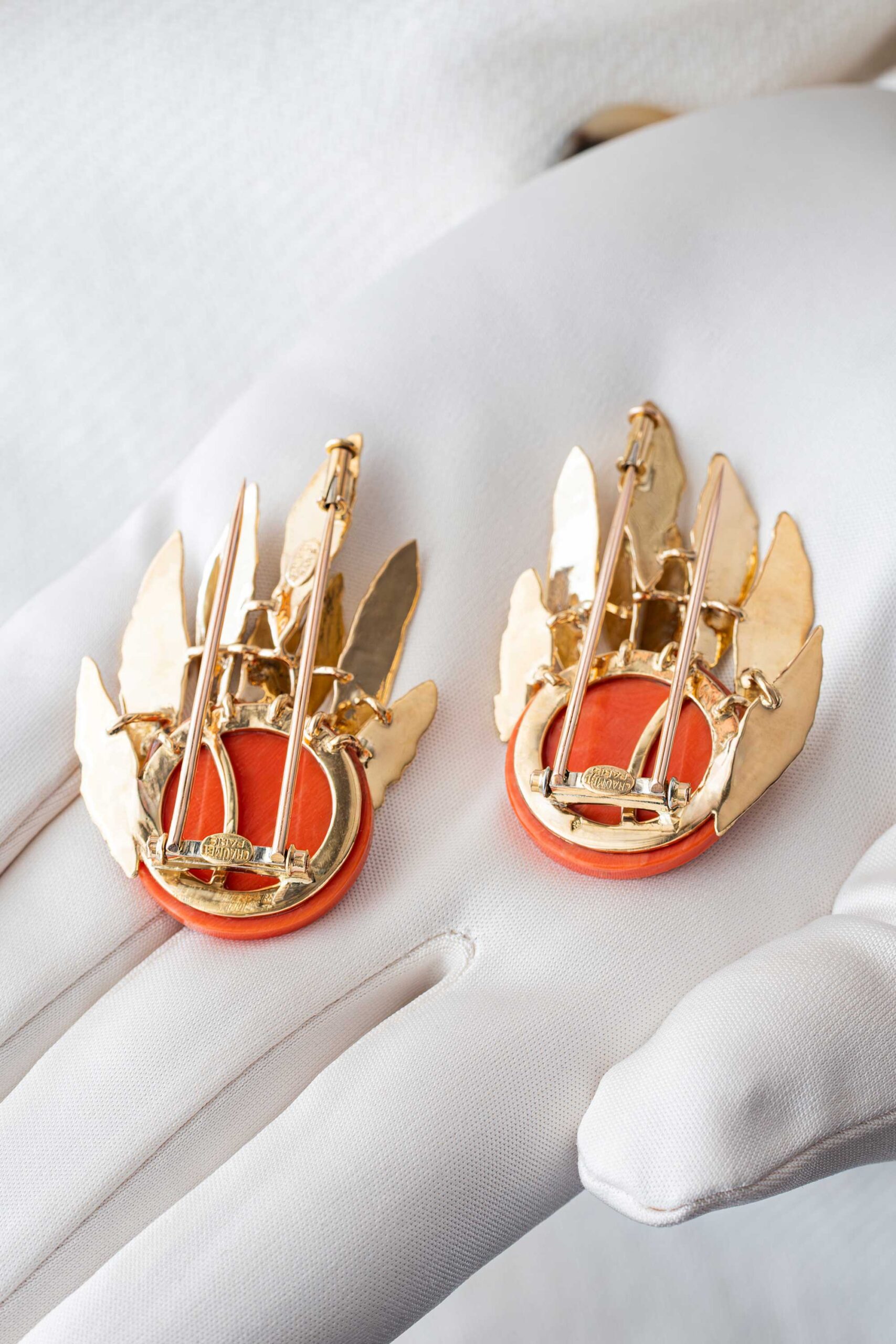 Винтажные броши Chaumet с кораллом и 18-каратным золотом