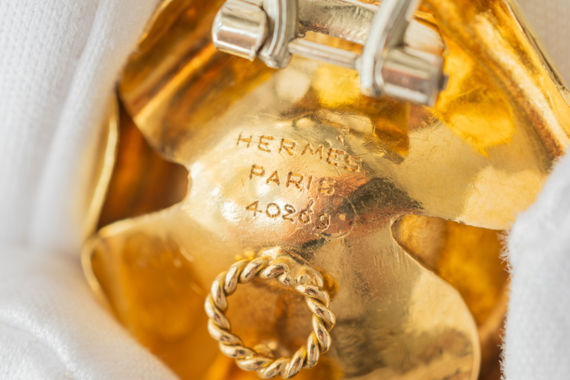 The back and signature numbers of Hermes clips