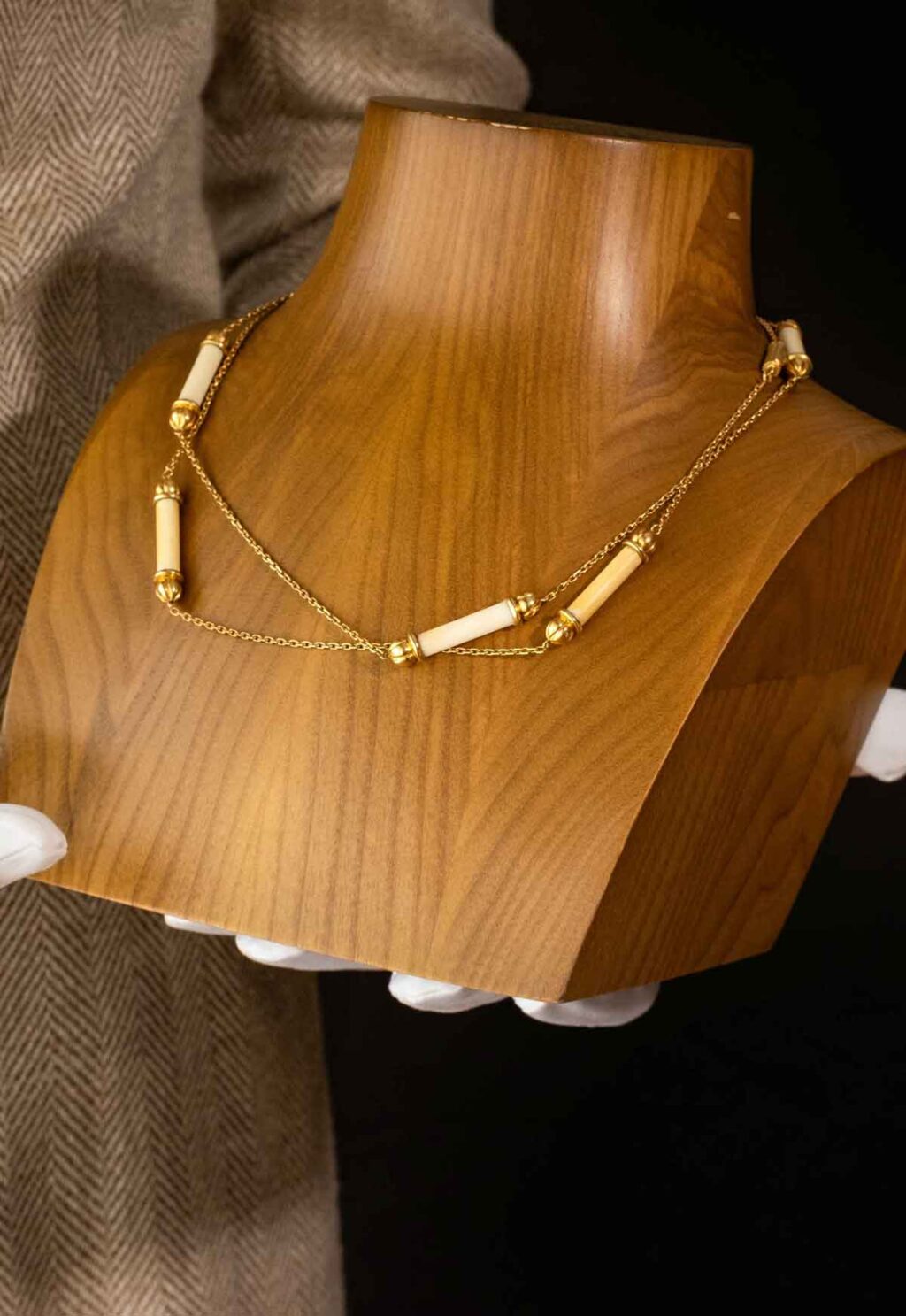 Sautoir vintage Cartier en or jaune et ivoire naturel