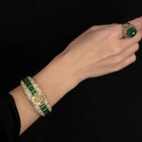 سوار بولغري من الماس الملوّن والزمرد