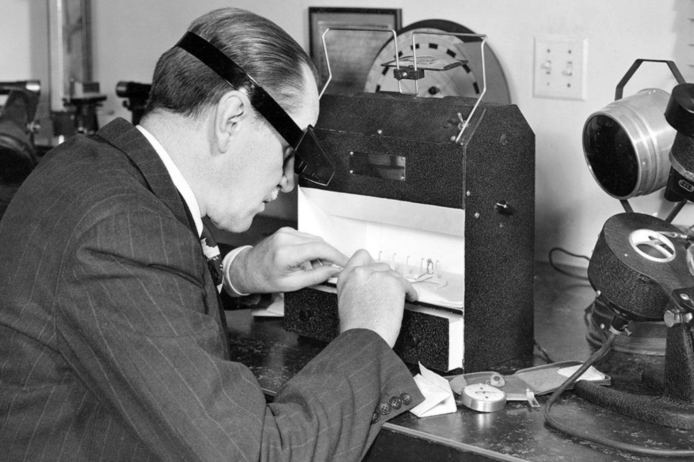 G&G founder Robert M. Shipley grades stones on the GIA Diamondlite, which provided standard lighting conditions for color grading diamonds.