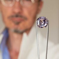 Spinelle gris taille Asscher de 17,53 carats, origine Myanmar