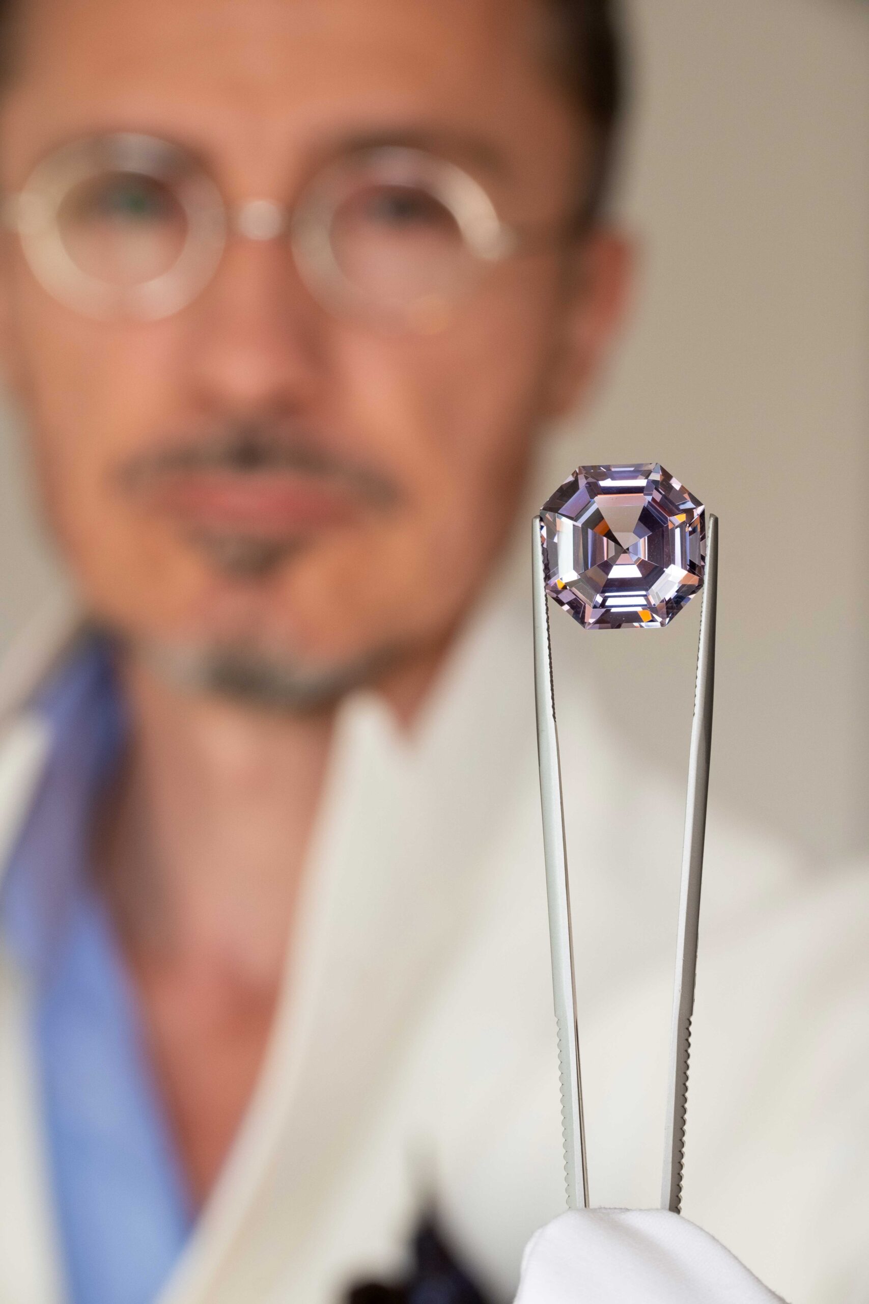 Spinelle gris taille Asscher de 17,53 carats, origine Myanmar