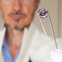 Spinelle gris taille Asscher de 17,53 carats, origine Myanmar