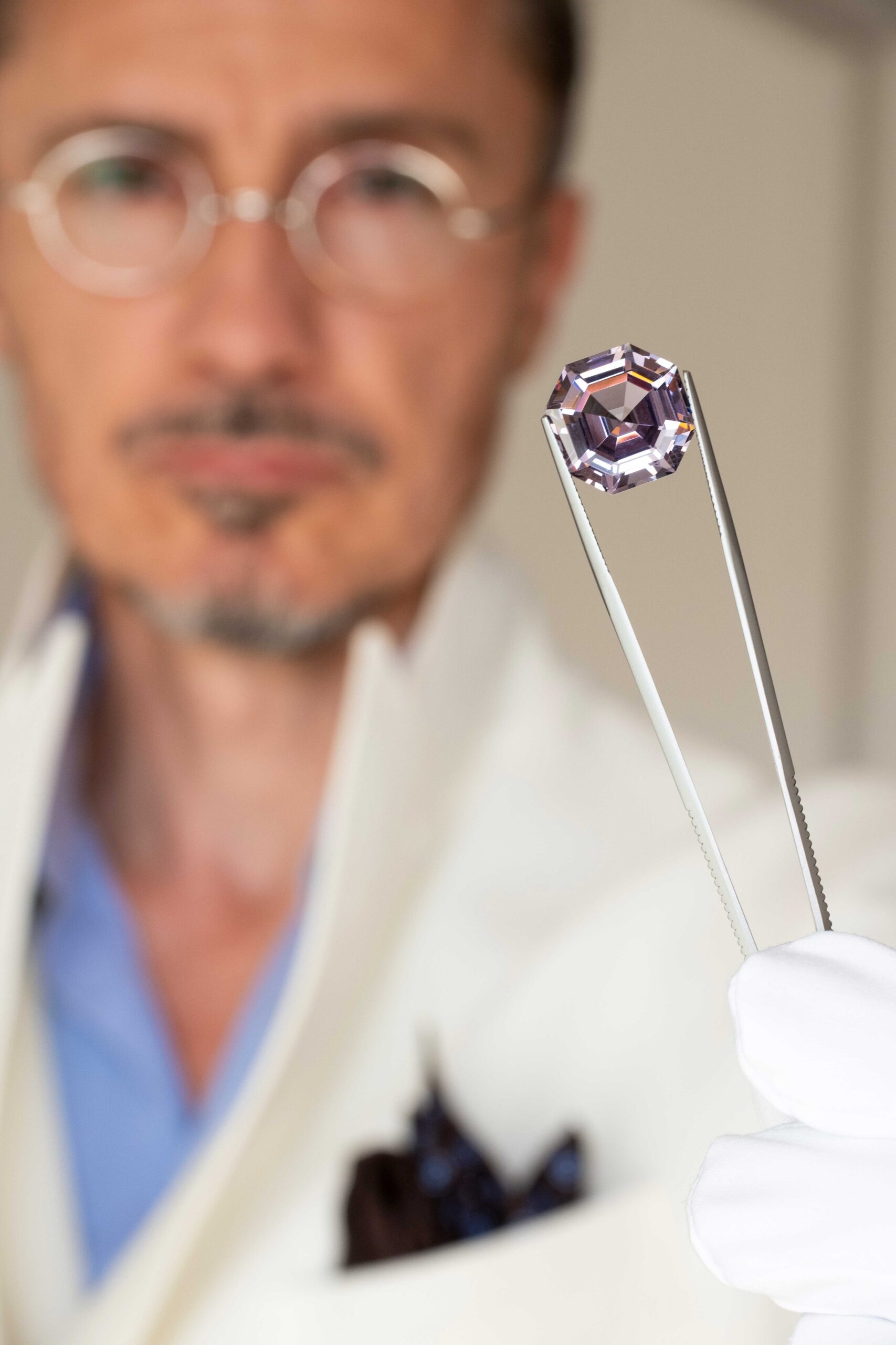 Spinelle gris taille Asscher de 17,53 carats, origine Myanmar