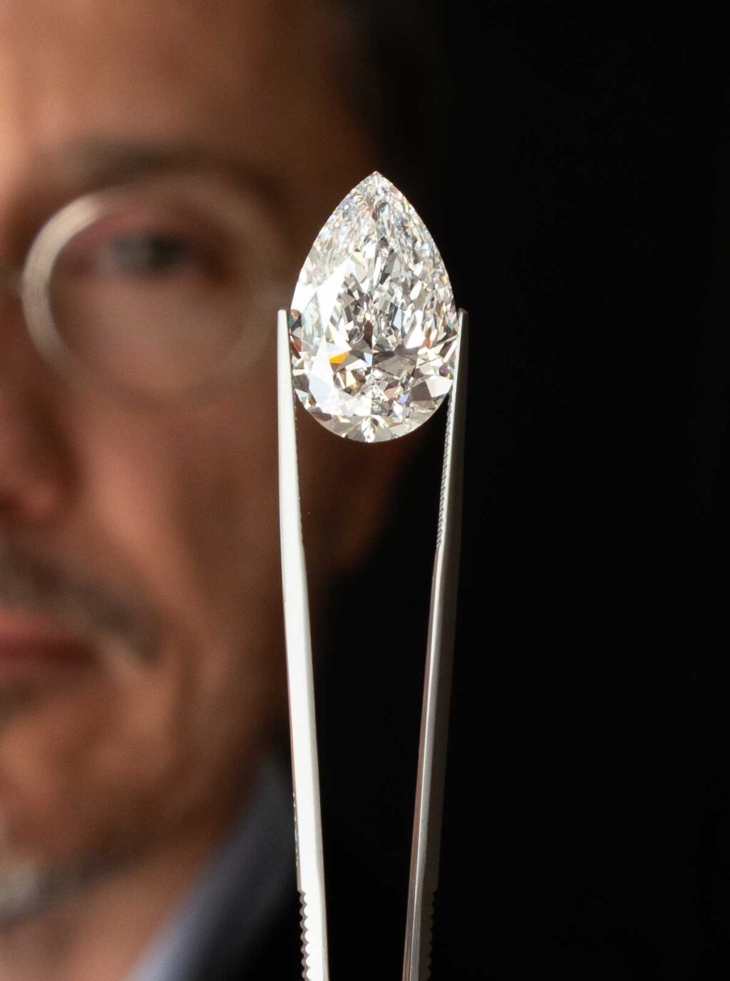 ألماسة بقطع كمثري لامع تزن 15.10 قيراط، درجة لون D، نقاء Flawless