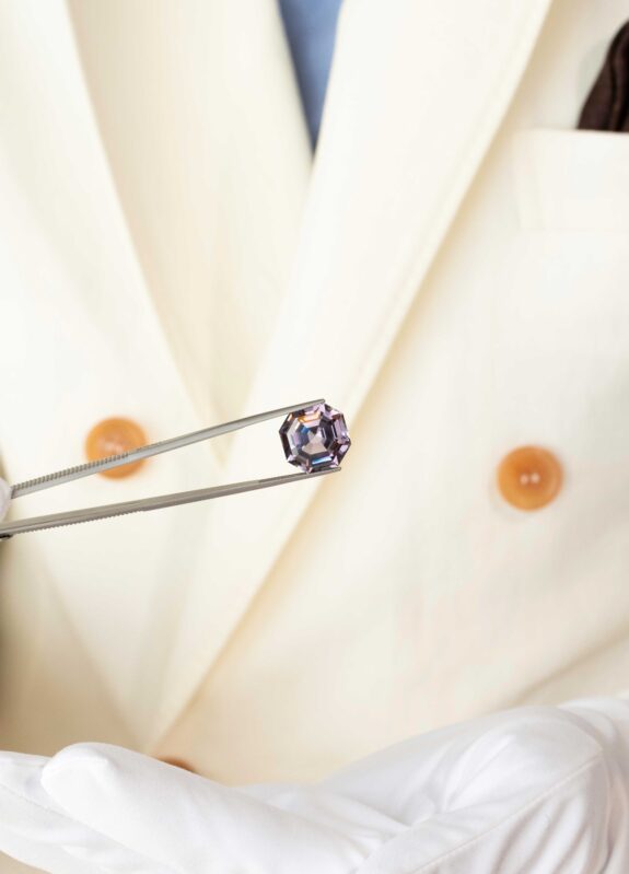 Spinelle gris taille Asscher de 17,53 carats, origine Myanmar