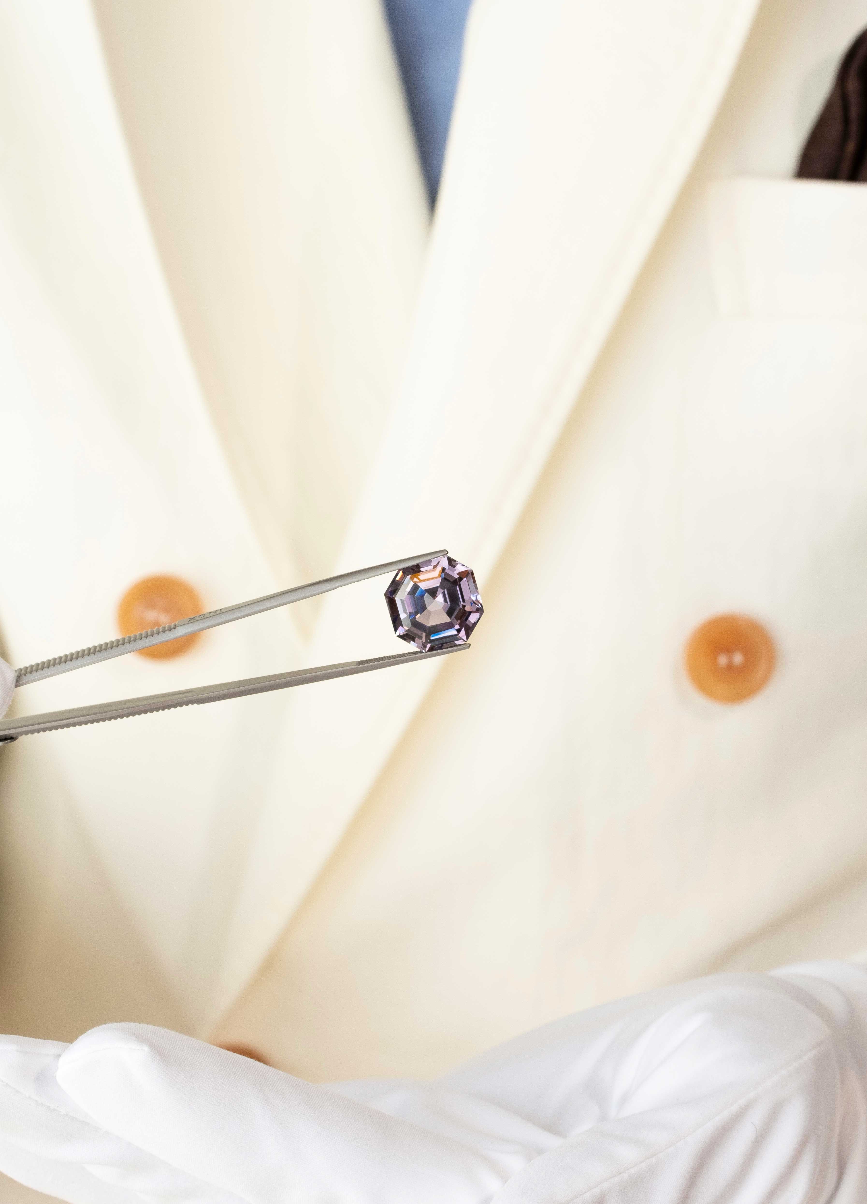 Spinelle gris taille Asscher de 17,53 carats, origine Myanmar