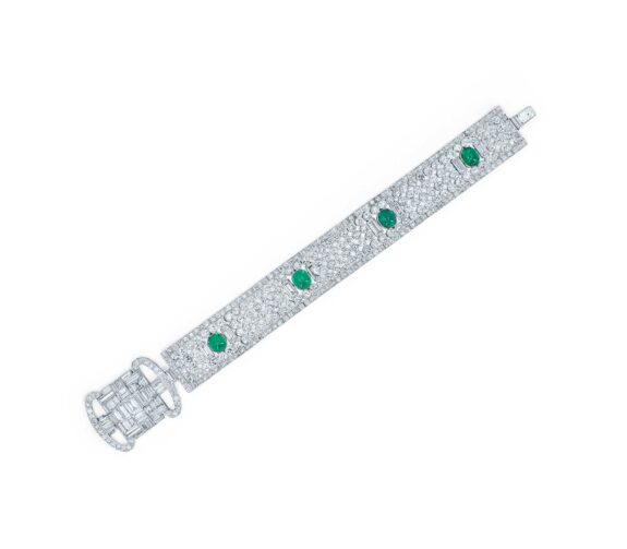 سوار من البلاتين والألماس على شكل شريط من عشرينيات القرن العشرين مع الزمرد