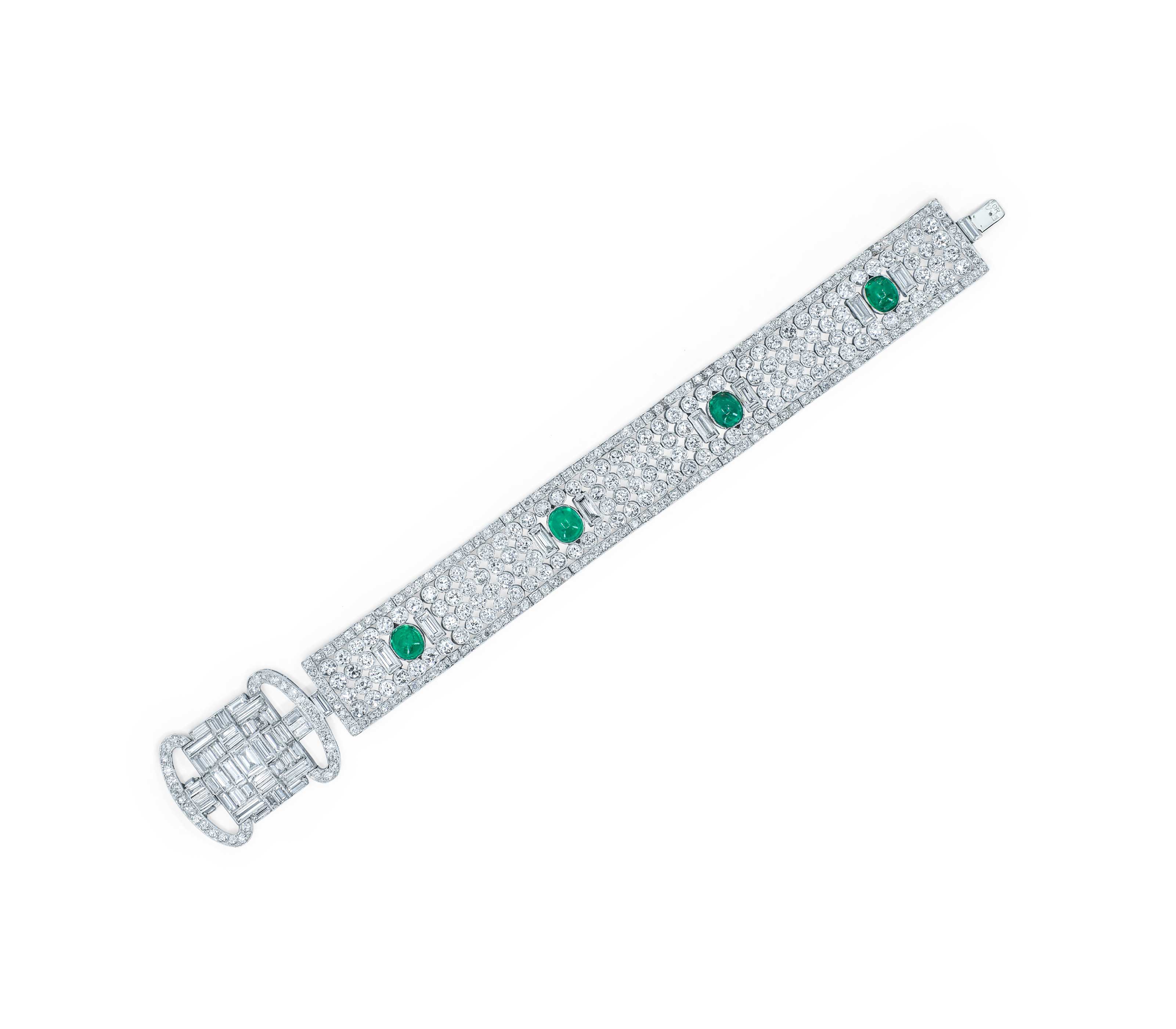سوار من البلاتين والألماس على شكل شريط من عشرينيات القرن العشرين مع الزمرد