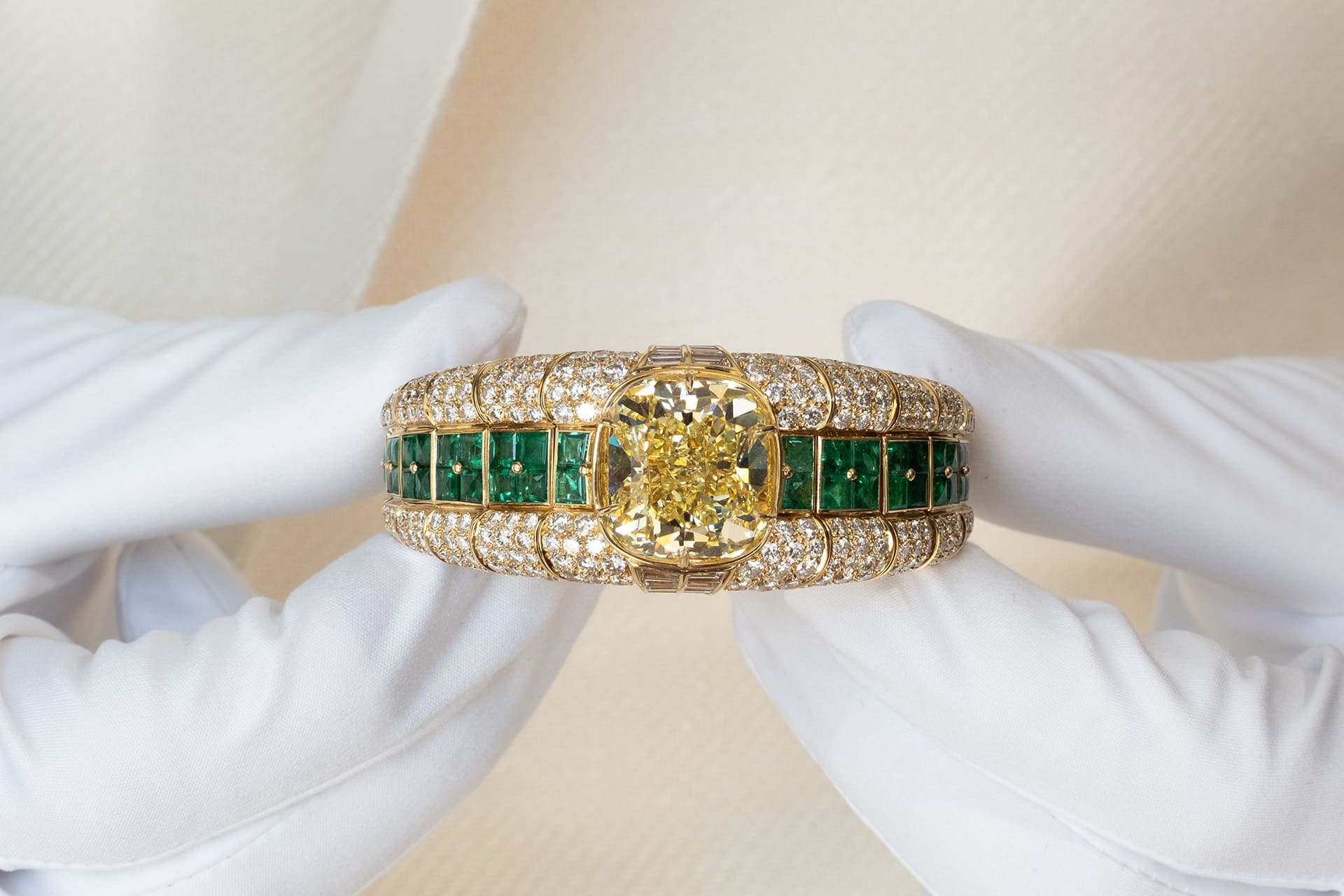 Vintage bracelet white glove