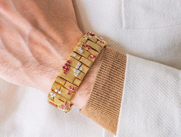 Золото у отметки $5000: почему драгоценный металл вновь стал точкой опоры для инвесторов