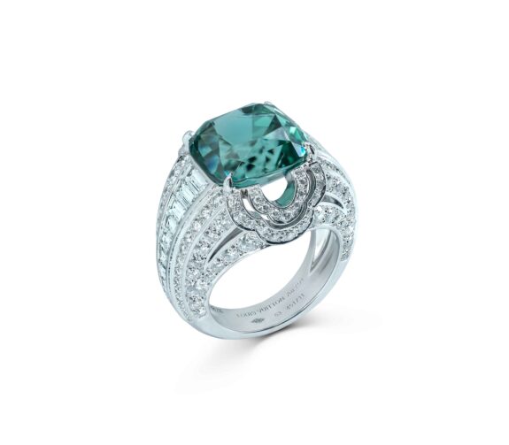 Коктейльное кольцо Louis Vuitton с Зелёным Турмалином огранки &laquo;Кушон&raquo; и Бриллиантами в Белом Золоте 18 Карат