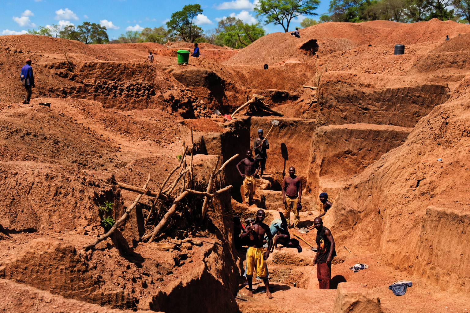 Artisanal Para&iacute;ba tourmaline mining in Mavuco, Mozambique