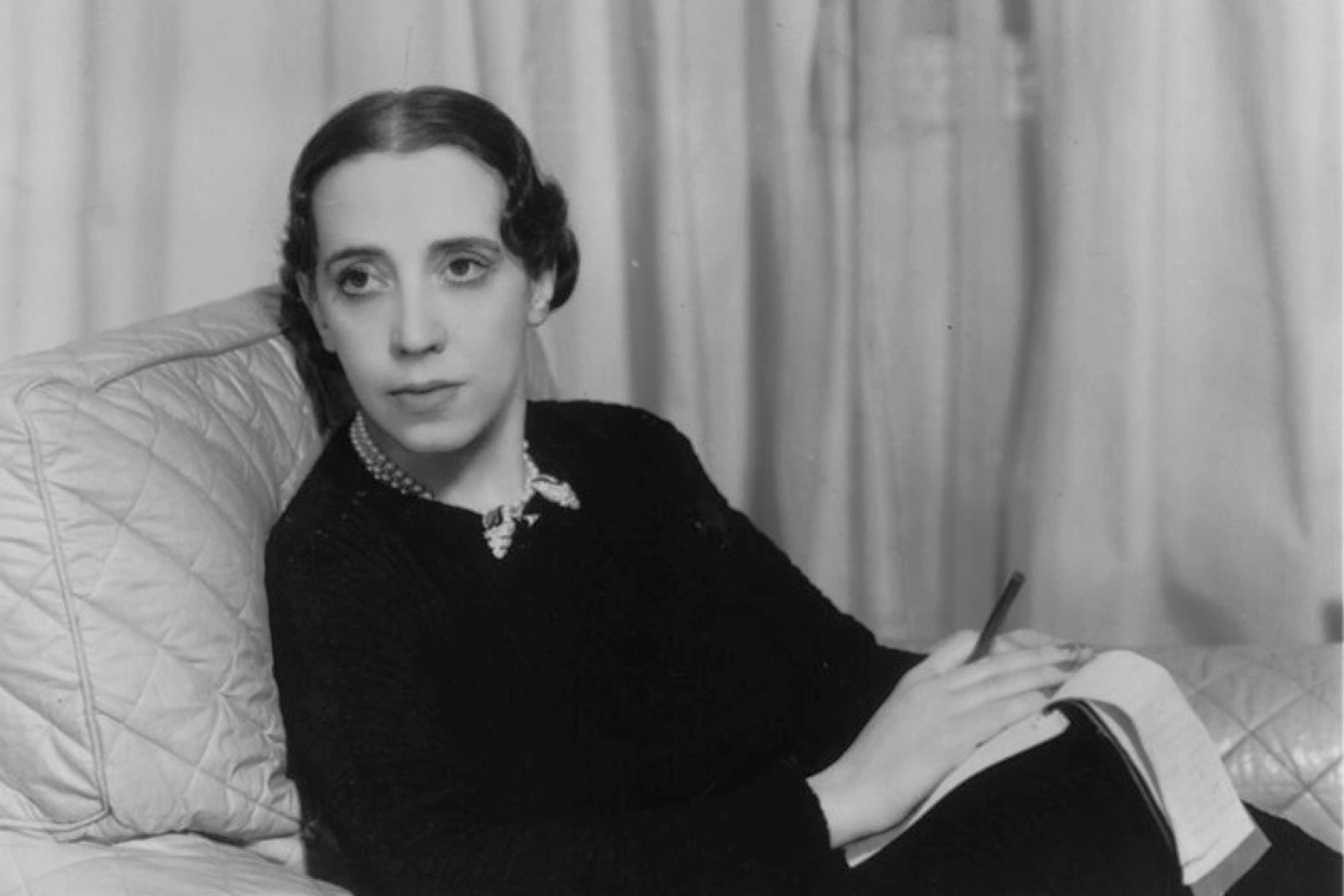 Elsa Schiaparelli wearing Suzanne Belperron “Coquillages” clips, 1934.Photo: Sacha/Stringer.