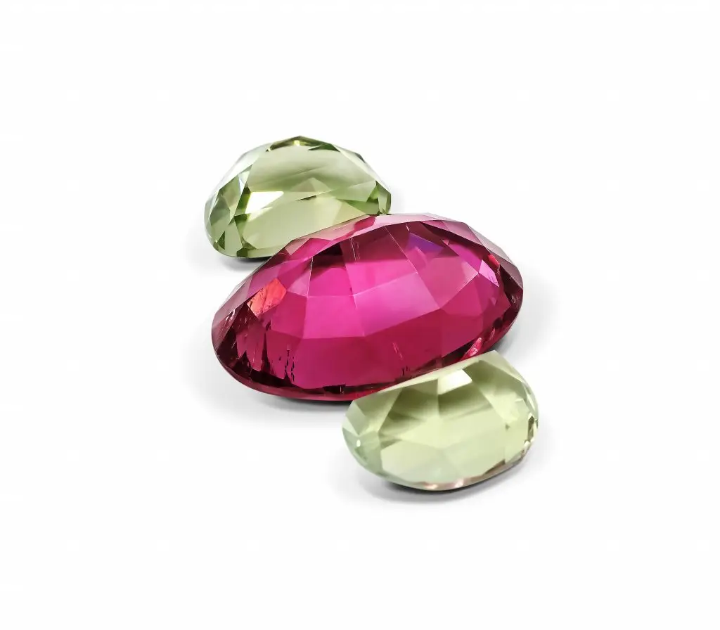 Tourmaline rubellite et paire de tourmalines vertes