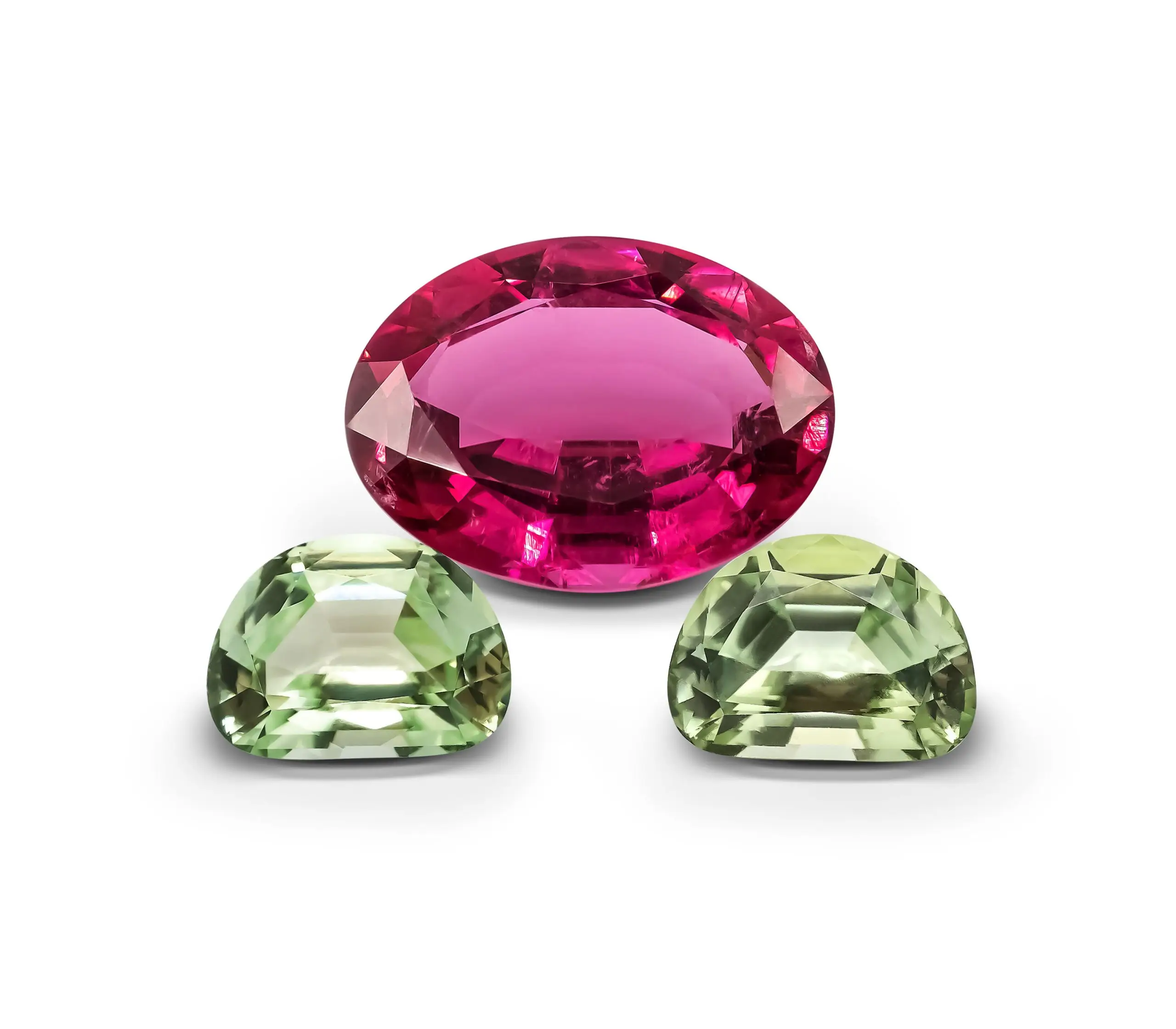 Tourmaline rubellite et paire de tourmalines vertes