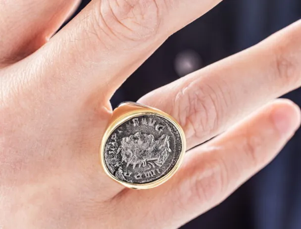 Symbole de pouvoir et de mémoire : l’histoire de la bague chevalière à travers les siècles
