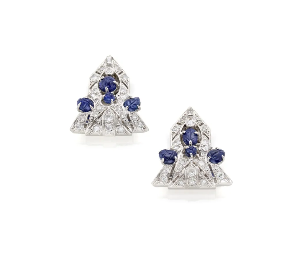 Boucles d’oreilles et broches Art déco françaises en diamants et saphirs