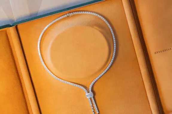 Nous ajoutons de nouveaux chefs-d’œuvre de joaillerie vintage et signée à notre collection